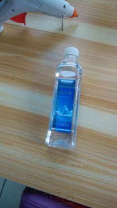 礦泉水瓶也能做個有情調的花瓶